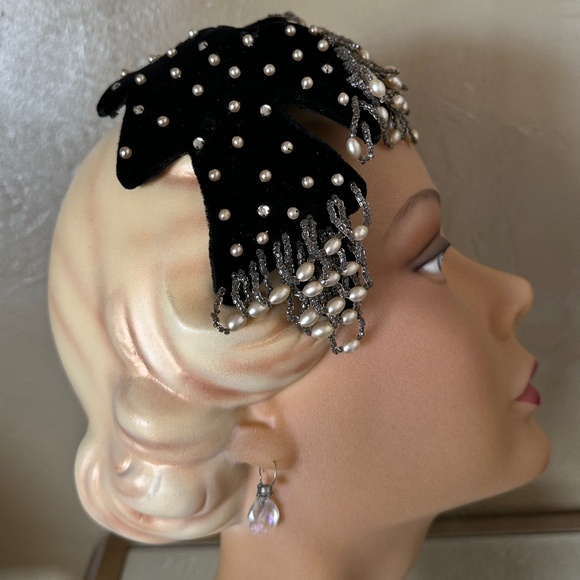 GLAMOROUS 1950s\' DESIGNER CUSTOM MADE VELVET, PEARLS & BEADS COCKTAIL HAT main image 8